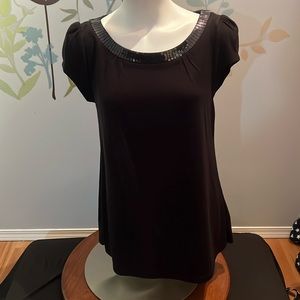 4/$20 H&M Top with detail collar line